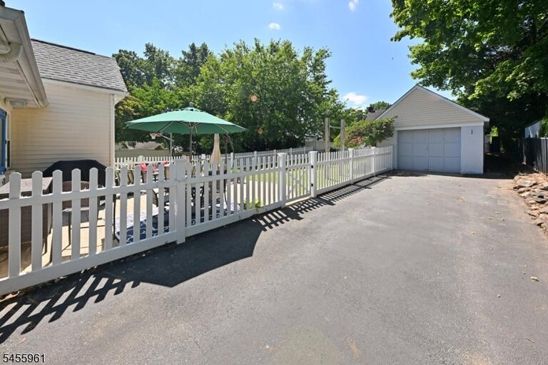 Property listing MLS 4048795 photo 2