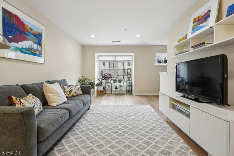 Property listing MLS 4048811 photo 1