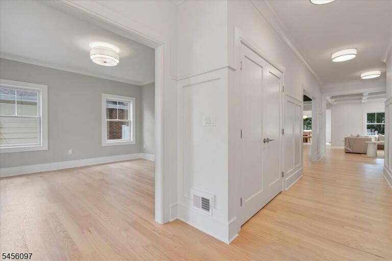 Property listing MLS 4048825 photo 3