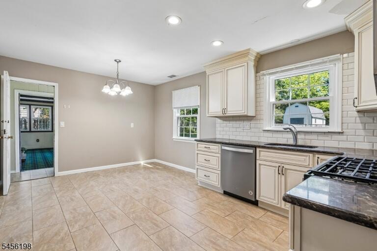 Property listing MLS 4048847 photo 10
