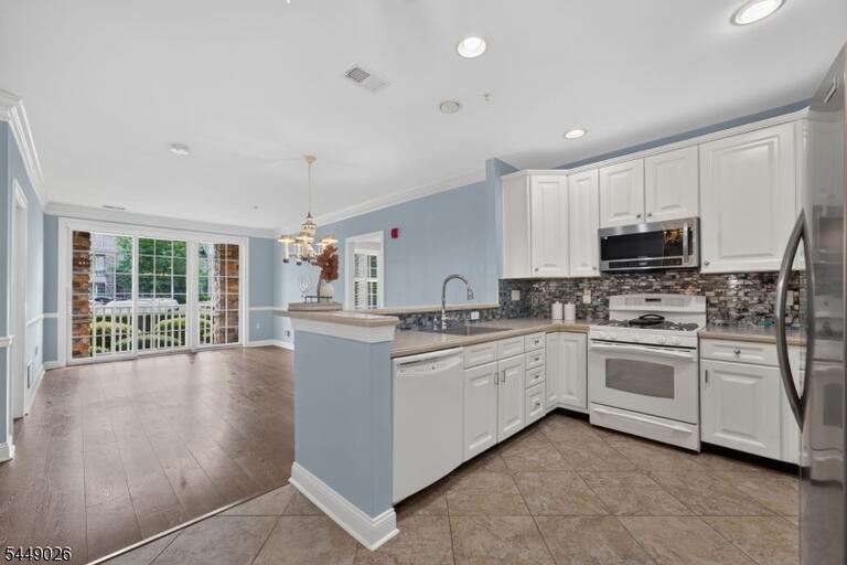 Property listing MLS 4048861 photo 3