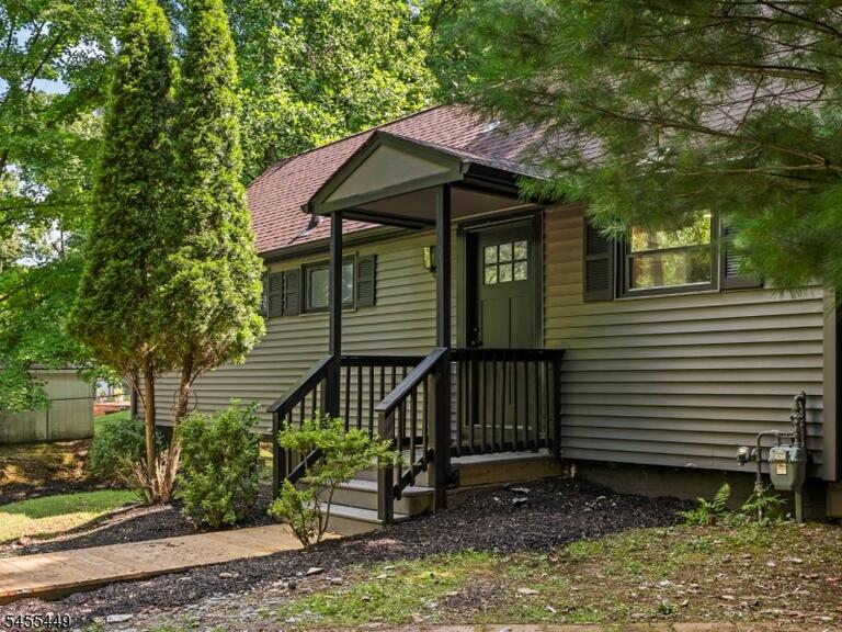 Property listing MLS 4048870 photo 2