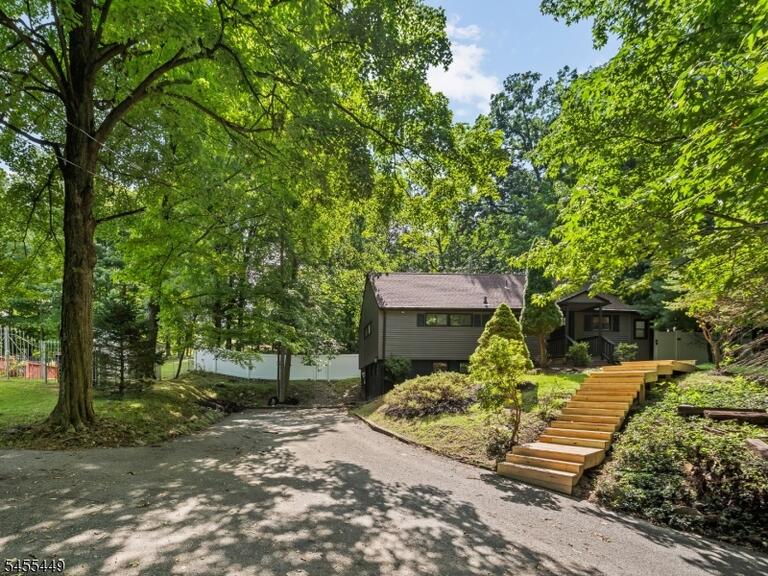 Property listing MLS 4048870 photo 3