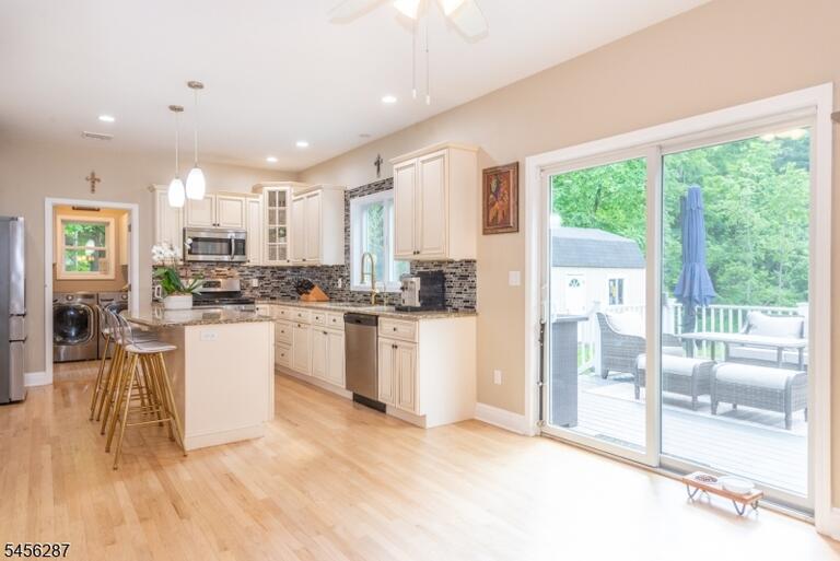 Property listing MLS 4048902 photo 9