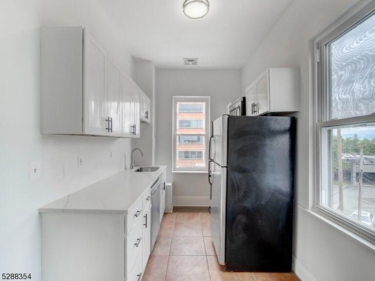Property listing MLS 4048920 photo 3