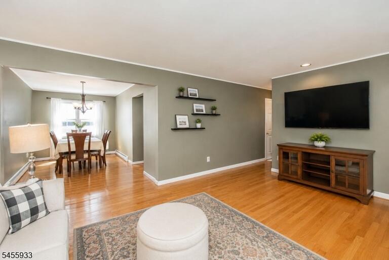 Property listing MLS 4048922 photo 2