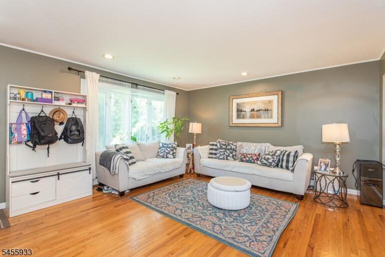 Property listing MLS 4048922 photo 3