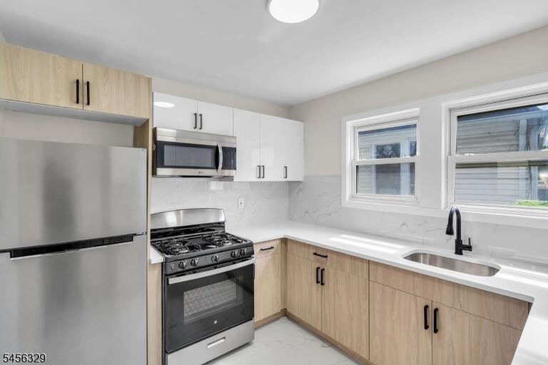 Property listing MLS 4048941 photo 2