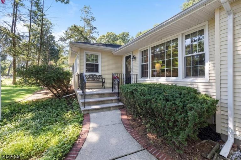Property listing MLS 4048946 photo 4