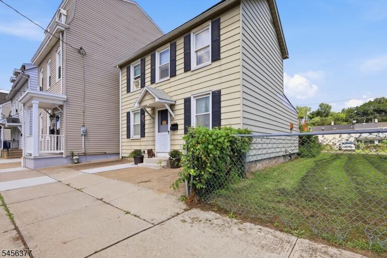 Property listing MLS 4048996 photo 2