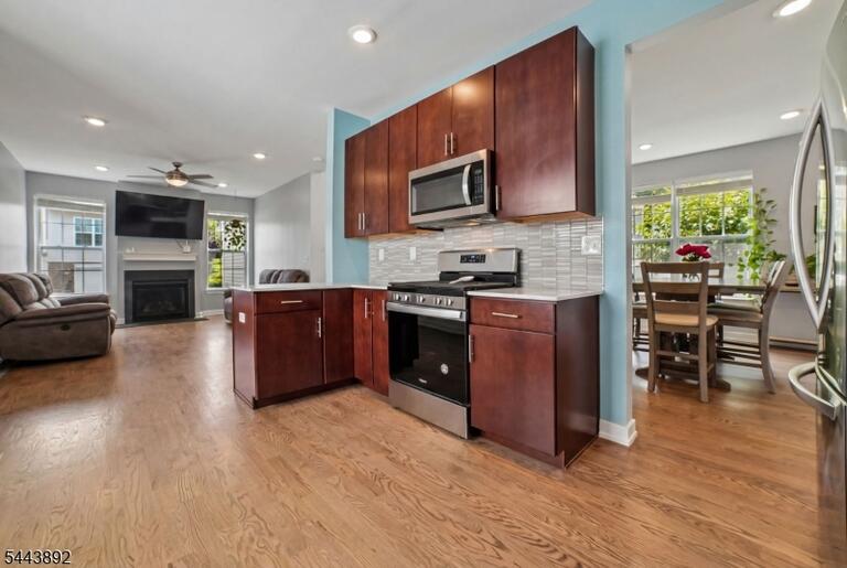 Property listing MLS 4049043 photo 3