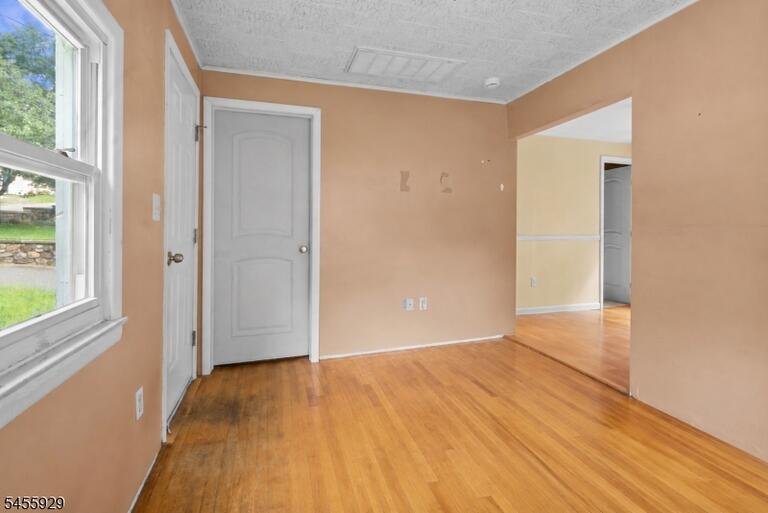 Property listing MLS 4049047 photo 3
