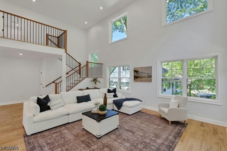 Property listing MLS 4049051 photo 3
