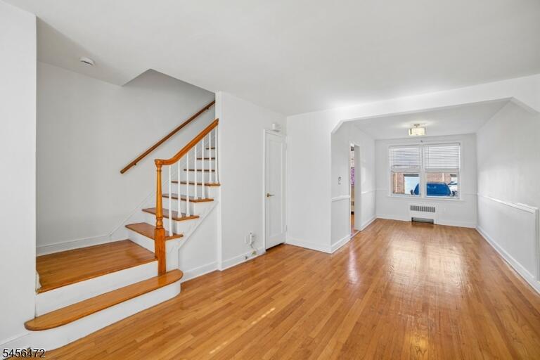 Property listing MLS 4049073 photo 2