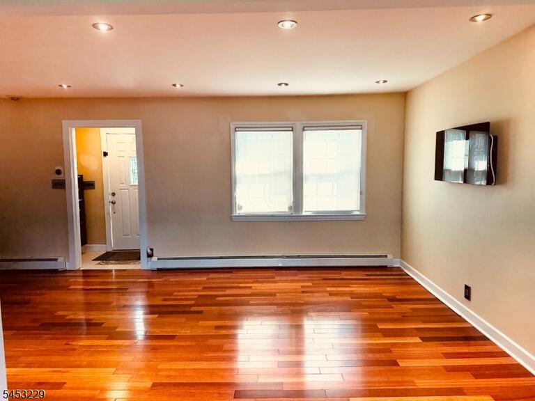 Property listing MLS 4049081 photo 3