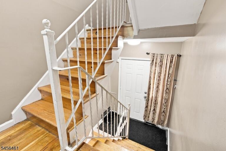 Property listing MLS 4049084 photo 3