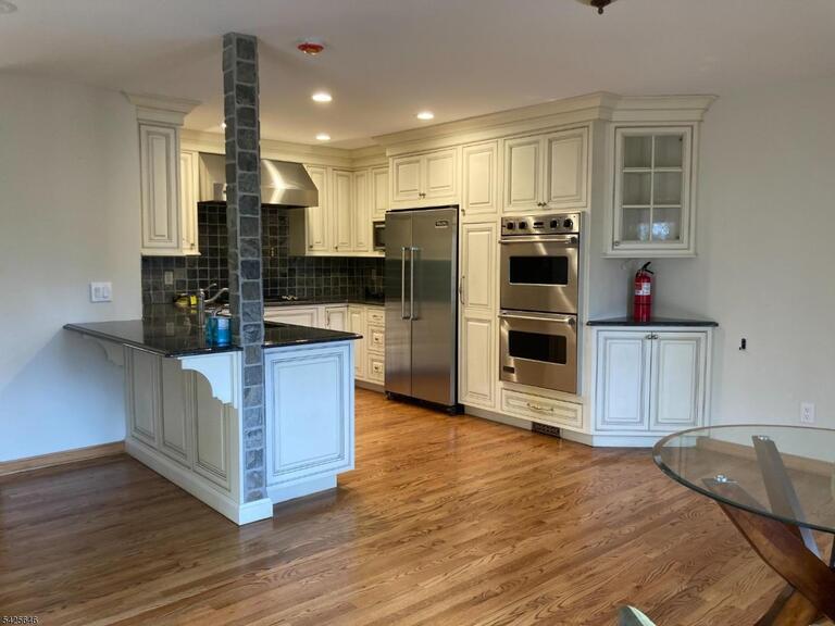 Property listing MLS 4049092 photo 3