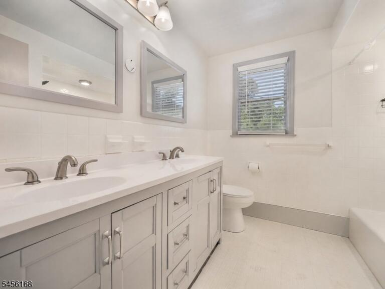 Property listing MLS 4049143 photo 25