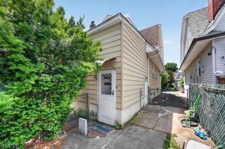 Property listing MLS 4049182 photo 3