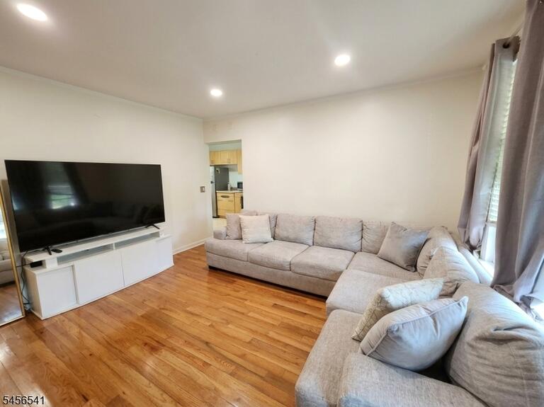 Property listing MLS 4049208 photo 4