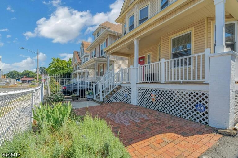 Property listing MLS 4049300 photo 3