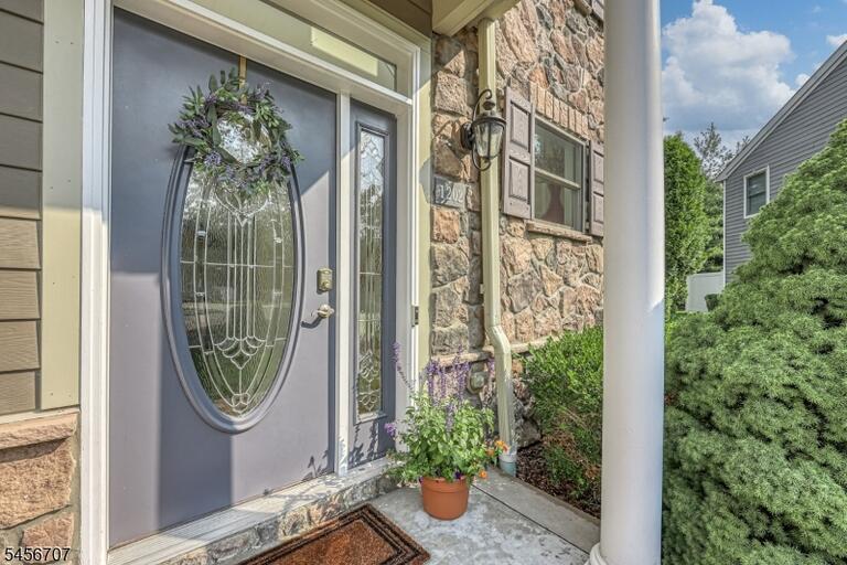 Property listing MLS 4049301 photo 2