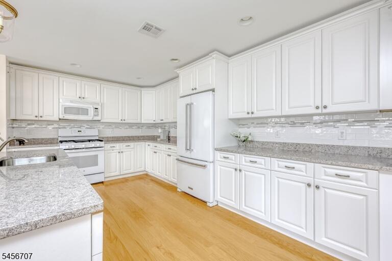 Property listing MLS 4049301 photo 9
