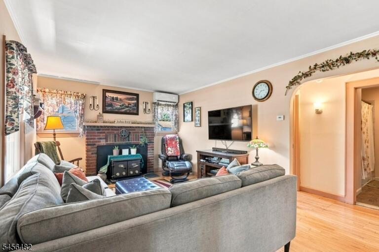 Property listing MLS 4049400 photo 4