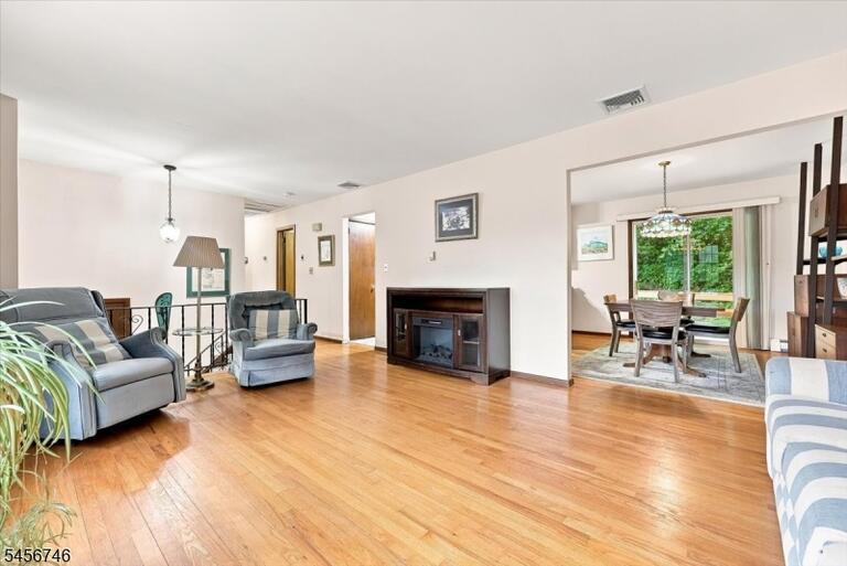 Property listing MLS 4049468 photo 3