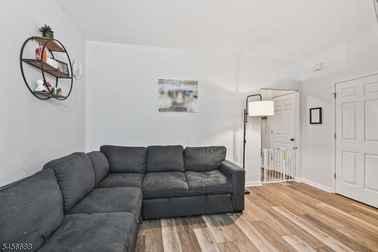 Property listing MLS 4049487 photo 4