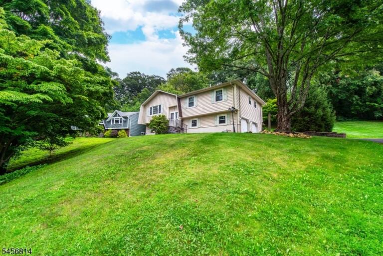 Property listing MLS 4049540 photo 3
