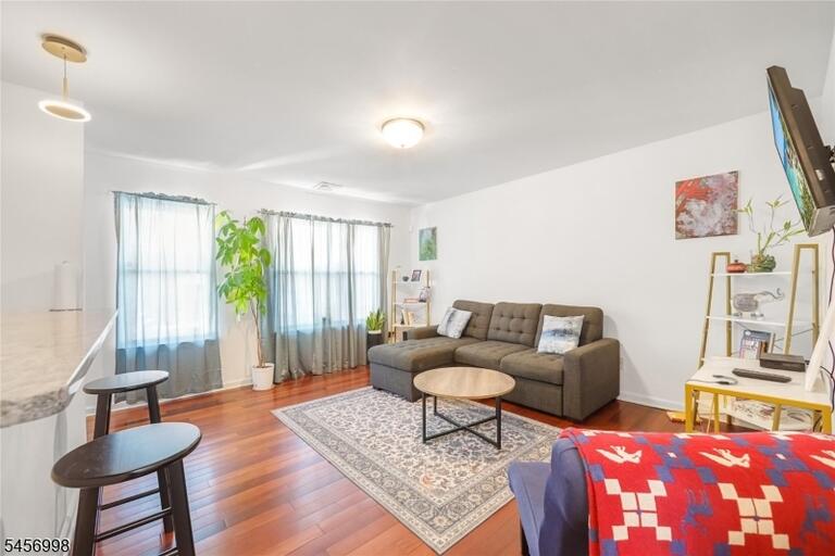 Property listing MLS 4049560 photo 2