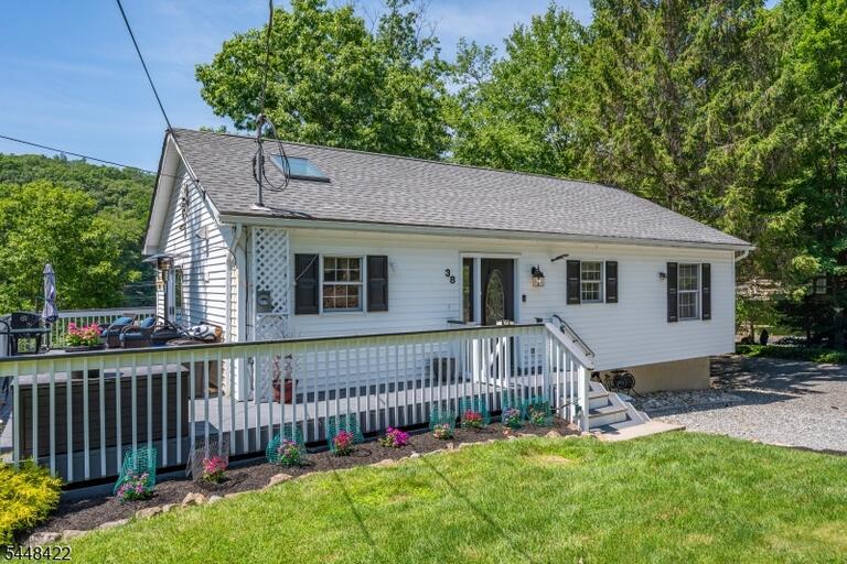 Property listing MLS 4049668 photo 2