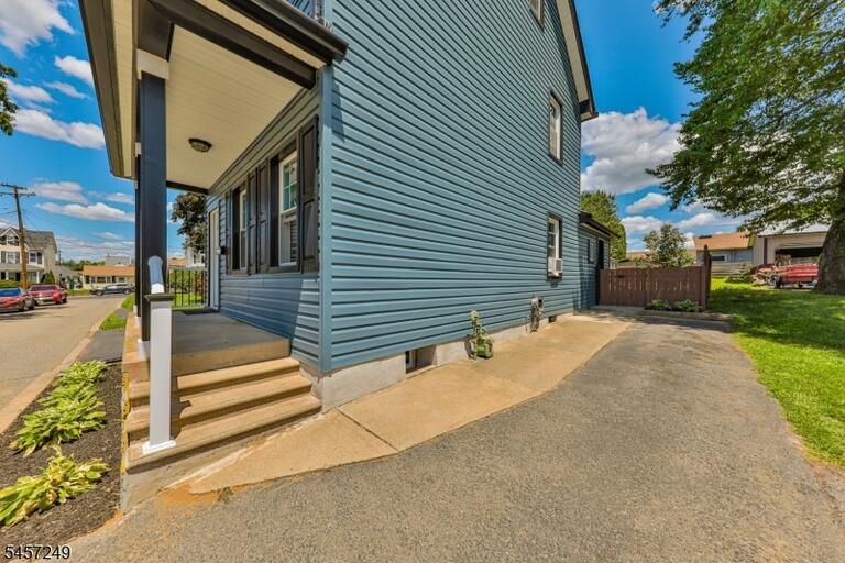 Property listing MLS 4049718 photo 2