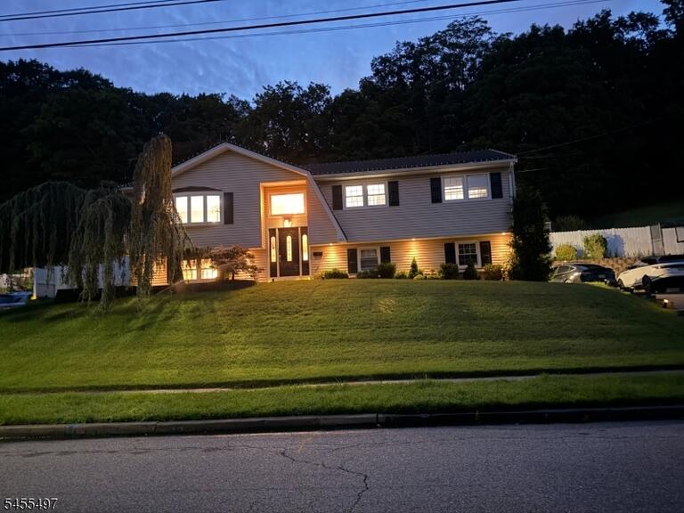 Property listing MLS 4049738 photo 2