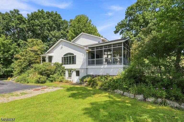 Property listing MLS 4050029 photo 3