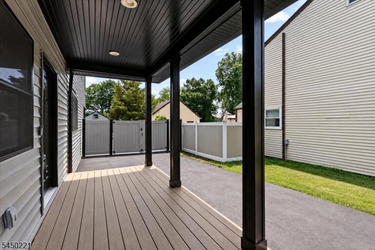 Property listing MLS 4050056 photo 2