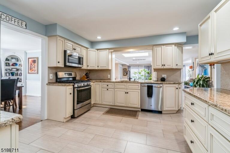 Property listing MLS 4050060 photo 9