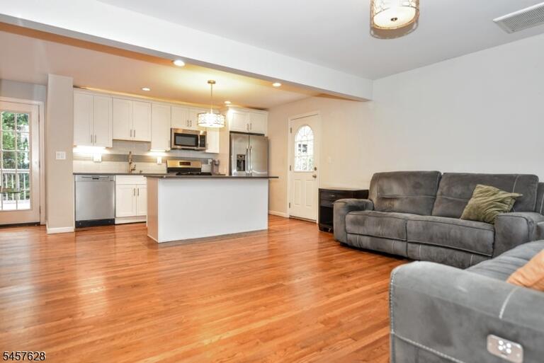 Property listing MLS 4050119 photo 3