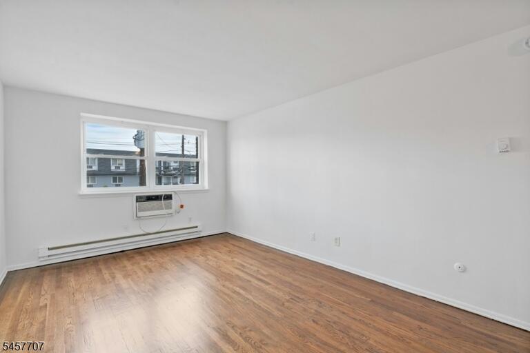 Property listing MLS 4050122 photo 3