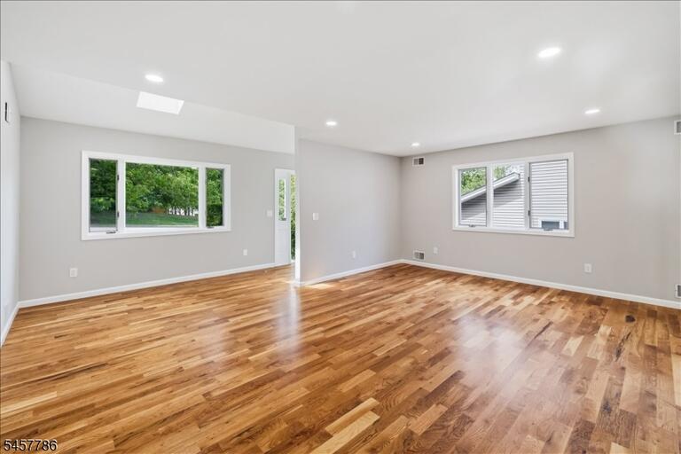 Property listing MLS 4050133 photo 3