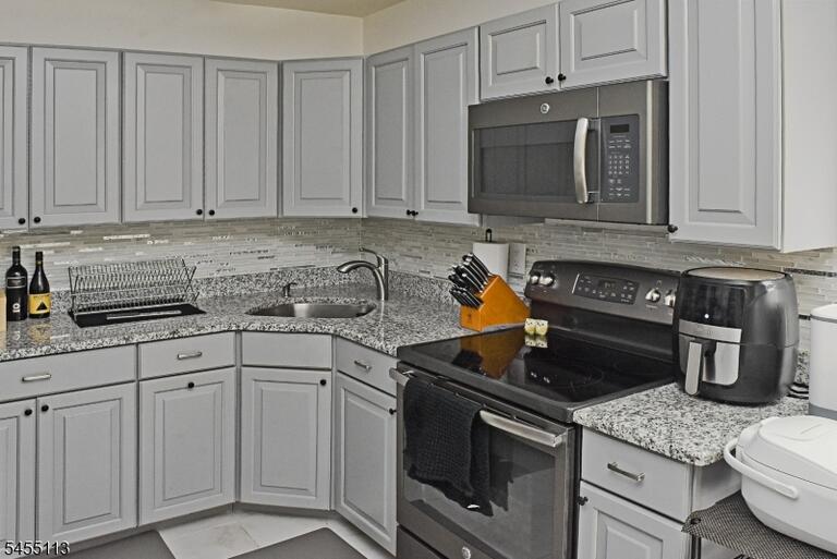 Property listing MLS 4050136 photo 3