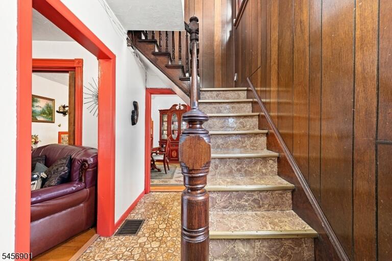 Property listing MLS 4050430 photo 2