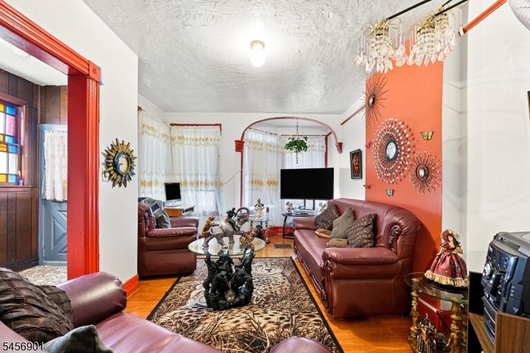 Property listing MLS 4050430 photo 3